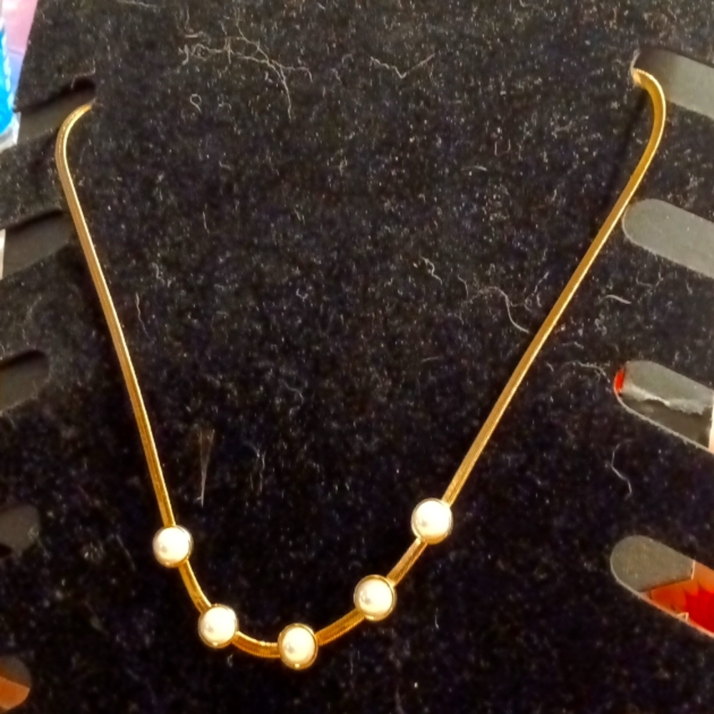 Golden 5 faux pearl necklace